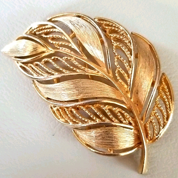 Vintage Signed LISNER Goldtone Leaf Brooch - Picture 15 of 15
